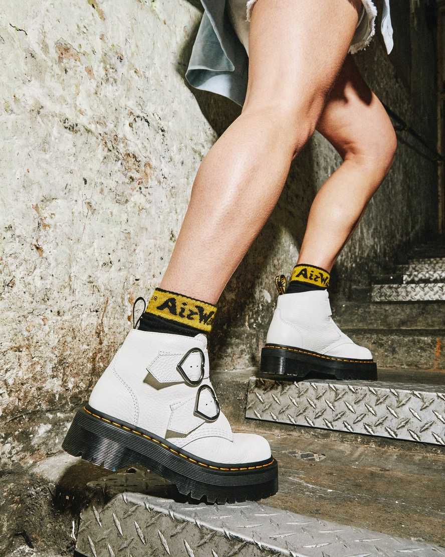 stivali con plateau da donna dr martens devon heart bianchi